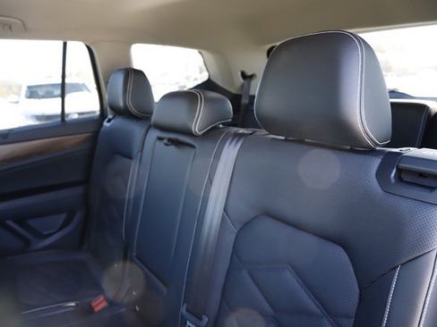 Used 2024 Volkswagen Atlas SE image 18