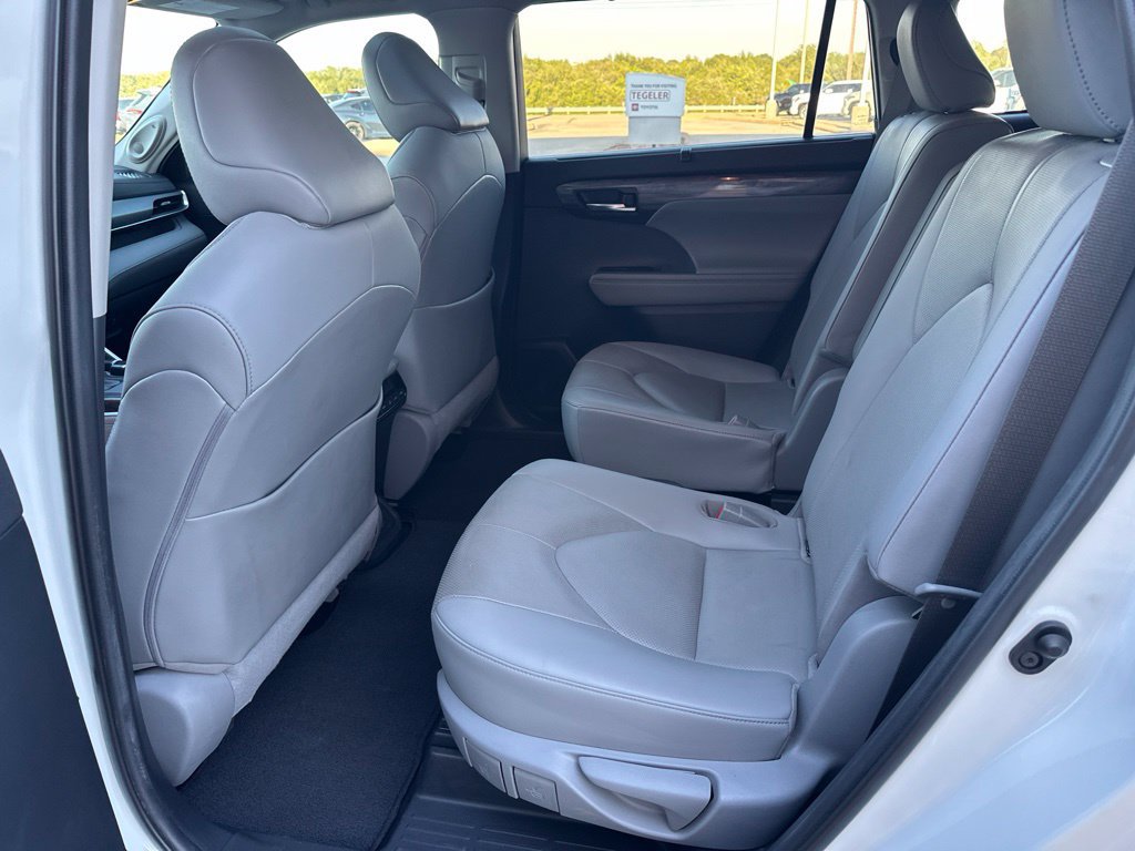 Used 2020 Toyota Highlander Limited FWD image 16