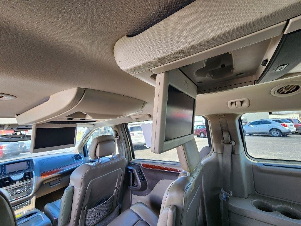 Used 2012 Chrysler Town & Country Limited w/ Luxury Group FWD image 22