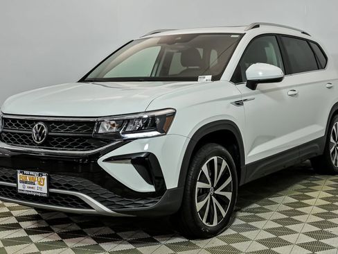 Used 2023 Volkswagen Taos SE w/ Panoramic Sunroof Package image 5