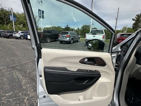 Used 2023 Chrysler Voyager LX image 10