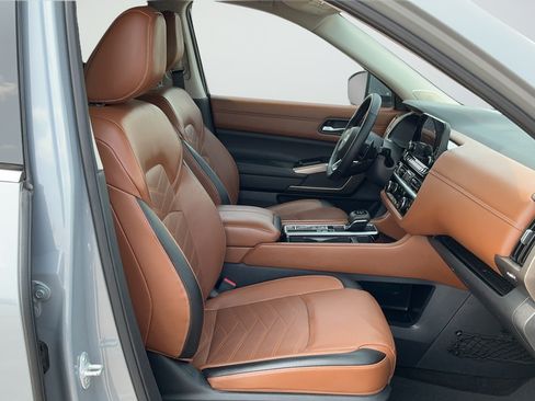 Used 2024 Nissan Pathfinder Platinum FWD image 22