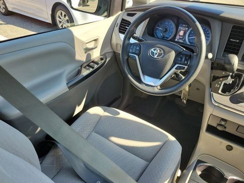 Used 2018 Toyota Sienna LE image 22