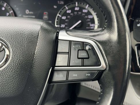 Used 2021 Toyota Highlander XLE AWD/4WD image 41