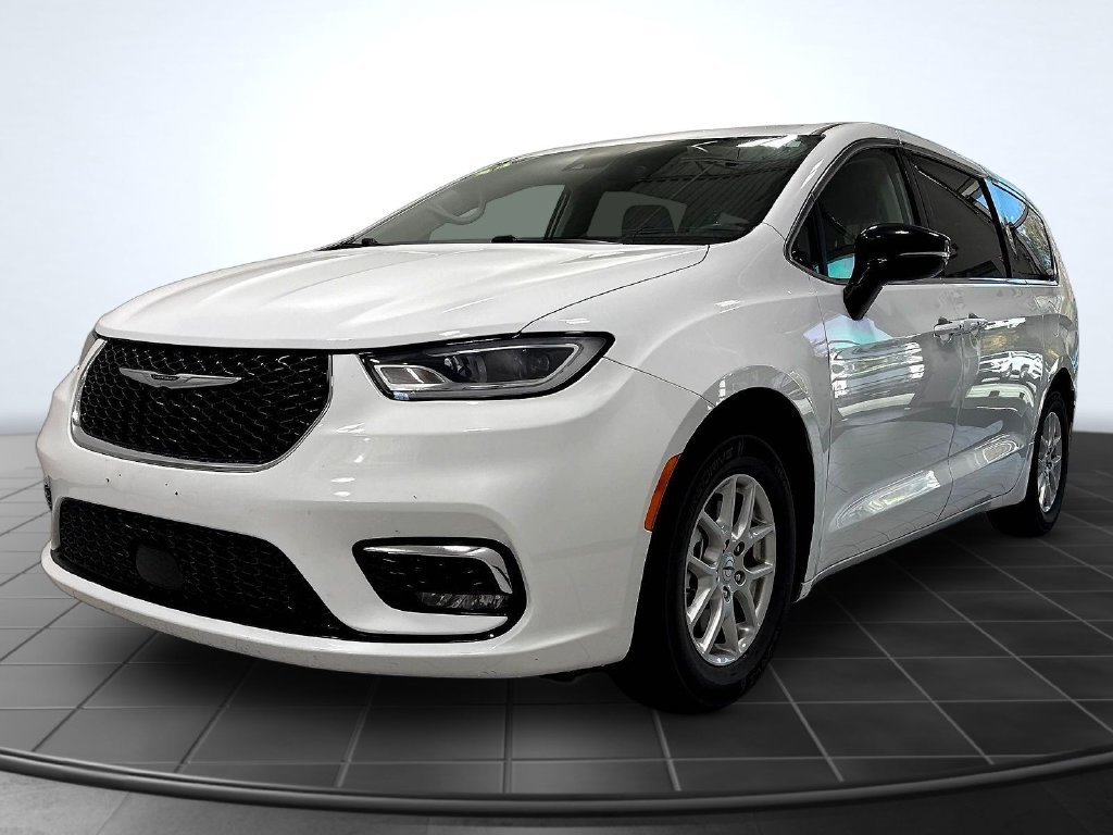 Used 2024 Chrysler Pacifica Touring-L FWD image 3