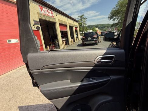 Used 2018 Jeep Grand Cherokee Laredo AWD/4WD image 19