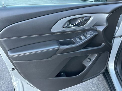 Used 2021 Chevrolet Traverse LT image 19