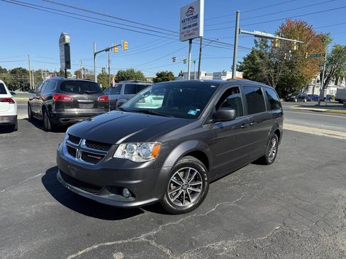 Used 2017 Dodge Grand Caravan SXT image 2