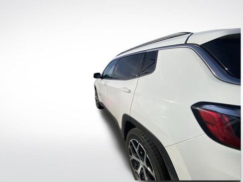 Used 2024 Jeep Compass Latitude image 5