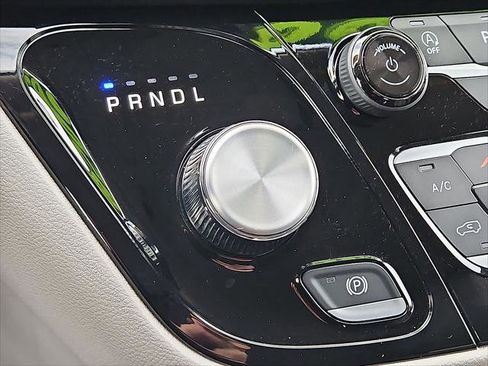 Used 2024 Chrysler Pacifica Touring-L FWD image 12