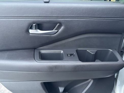 Used 2025 Nissan Pathfinder SL image 11