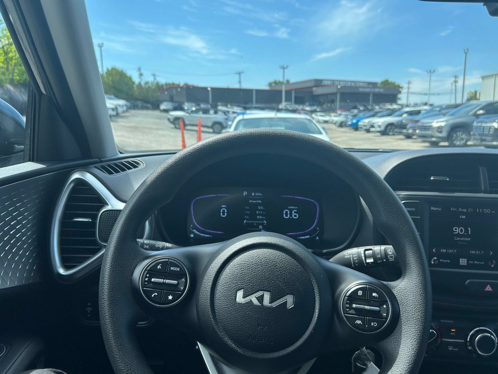 Used 2025 Kia Soul LX w/ LX Technology Package FWD image 28