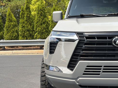 Used 2025 Lexus GX 550 w/ Accessory Package (2T) AWD/4WD image 19