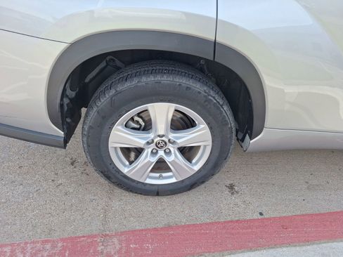 Used 2023 Toyota Highlander LE image 10