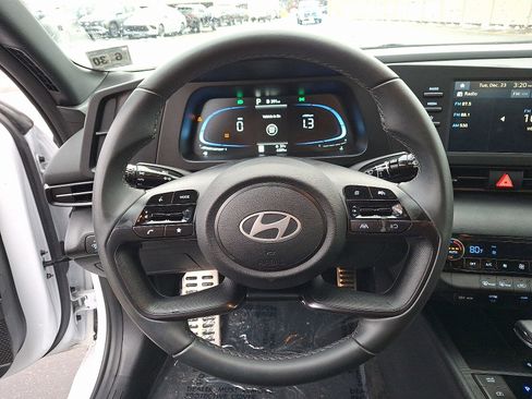 Certified 2025 Hyundai Elantra Sport image 19