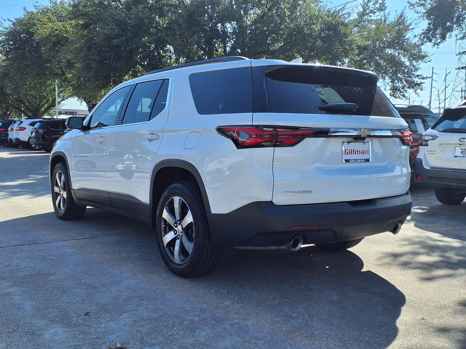 Used 2022 Chevrolet Traverse LT w/ LT Premium Package FWD image 2
