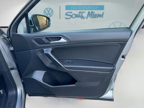 Used 2021 Volkswagen Tiguan SE w/ Panoramic Sunroof Package image 33