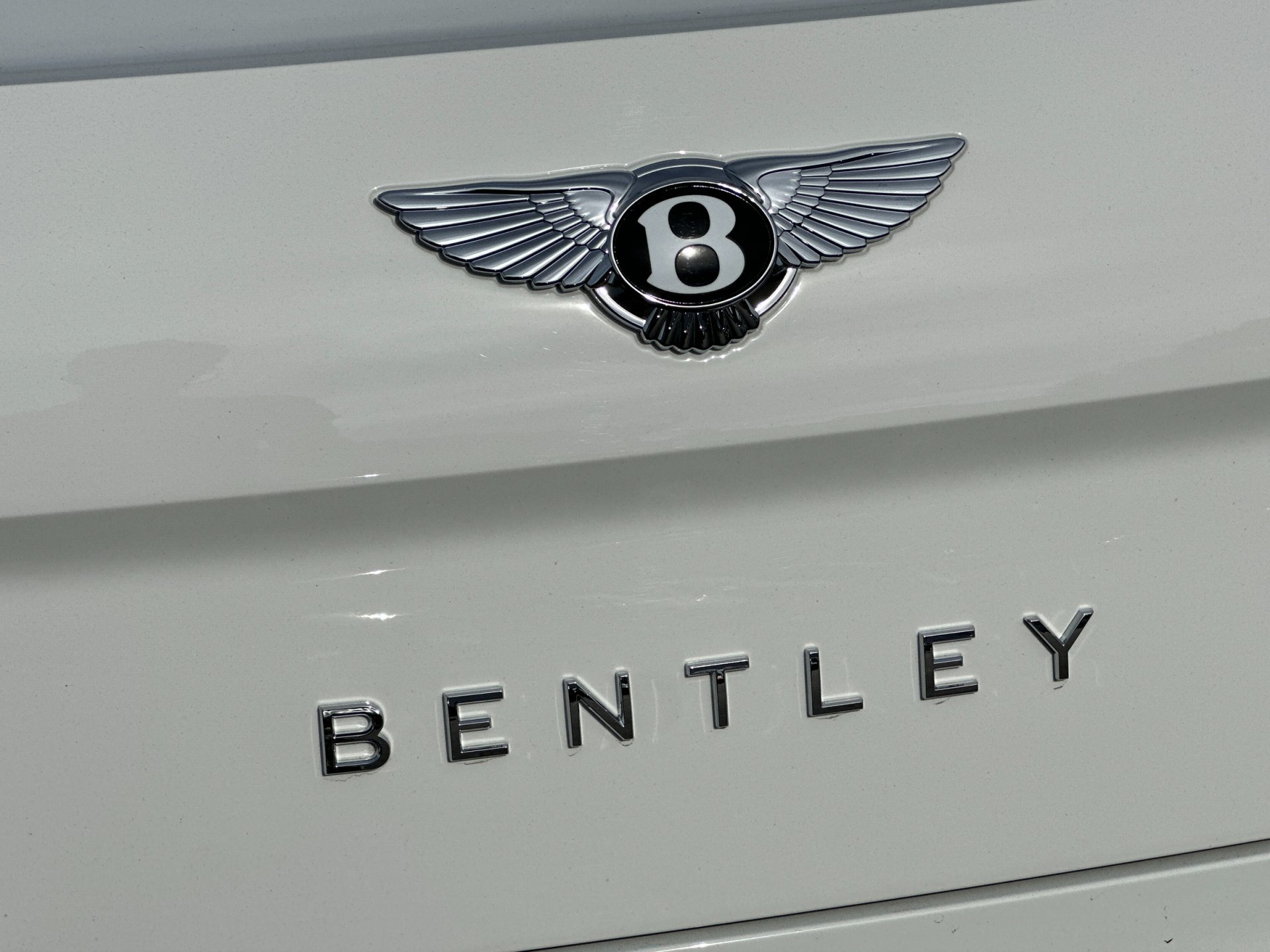 Used 2025 Bentley Flying Spur Plug-In Hybrid AWD/4WD image 32