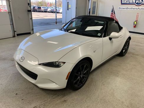 Used 2020 MAZDA MX-5 Miata Grand Touring image 2