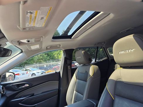 Used 2025 Chevrolet Trax ACTIV w/ Sunroof Package FWD image 13