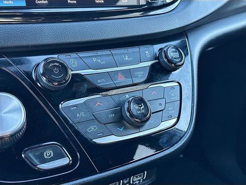 Used 2025 Chrysler Pacifica Select image 15