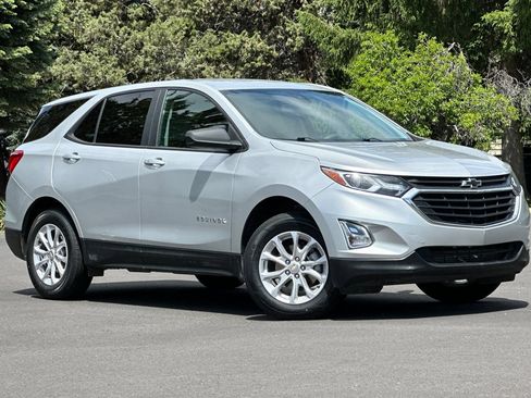 Used 2021 Chevrolet Equinox LS w/ LS Convenience Package AWD/4WD image 2