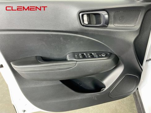 Used 2023 Hyundai Venue Limited FWD image 24