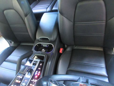 Used 2023 Porsche Cayenne AWD/4WD image 14