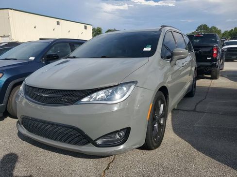 Certified 2020 Chrysler Pacifica Touring-L w/ S Appearance Package FWD image 3