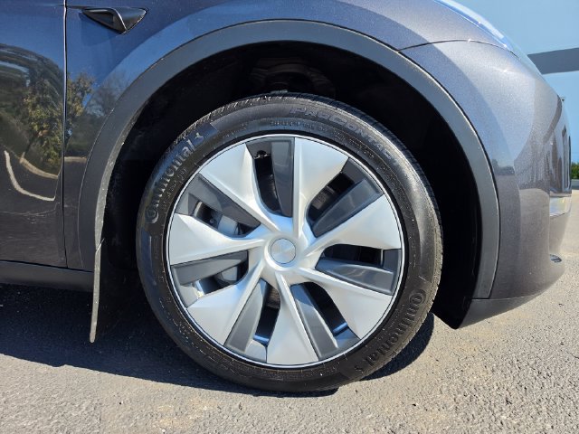 Used 2024 Tesla Model Y Long Range AWD/4WD image 4