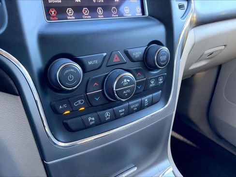 Used 2018 Jeep Grand Cherokee Laredo image 33