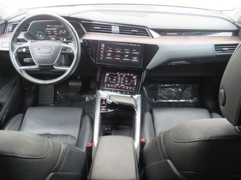 Used 2019 Audi e-tron Prestige w/ Prestige Package image 3