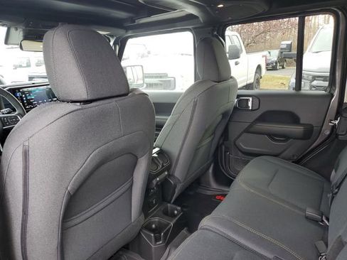 Used 2025 Jeep Wrangler Sahara image 29