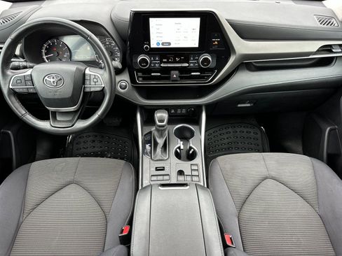 Used 2024 Toyota Highlander LE image 12
