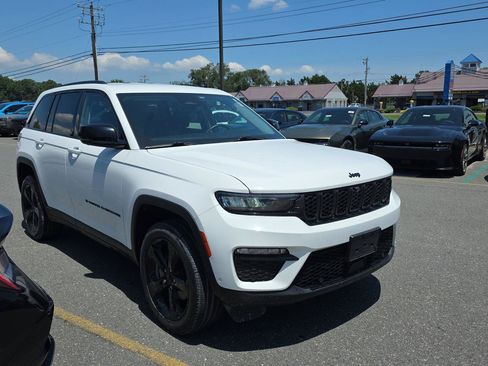 Used 2023 Jeep Grand Cherokee Limited w/ Luxury Tech Group II AWD/4WD image 3