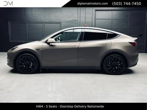 Used 2024 Tesla Model Y Long Range AWD/4WD image 4