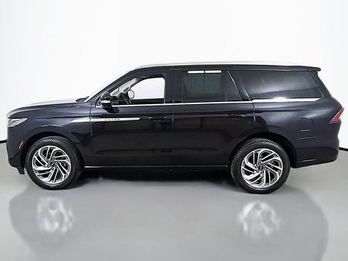Used 2025 Lincoln Navigator Reserve AWD/4WD image 16