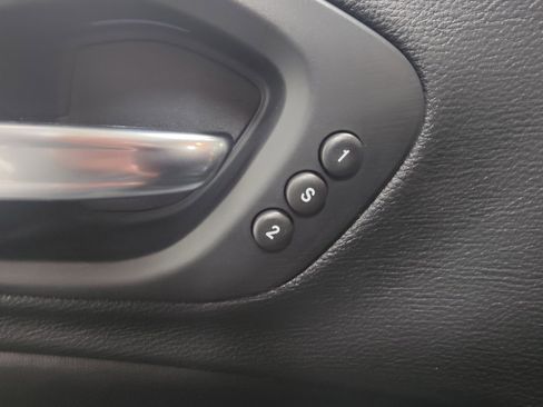 Used 2019 Jeep Cherokee Limited image 25