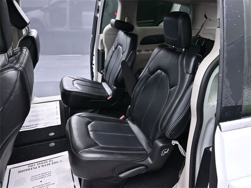 Used 2023 Chrysler Pacifica Touring-L image 11