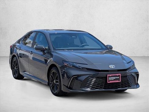Used 2025 Toyota Camry SE FWD image 3