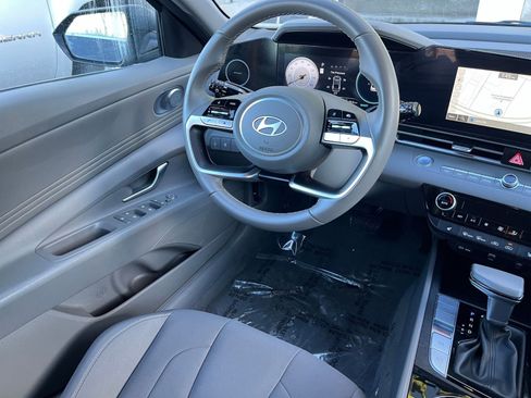 Used 2025 Hyundai Elantra SEL image 31