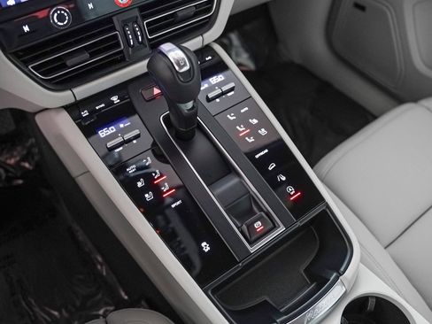 Certified 2025 Porsche Macan image 20