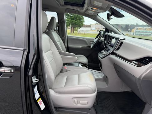 Used 2018 Toyota Sienna XLE w/ XLE Navigation Package AWD/4WD image 12