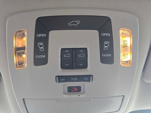 Certified 2025 Toyota Sienna XLE image 35