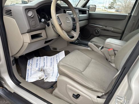 Used 2009 Jeep Commander Sport image 10