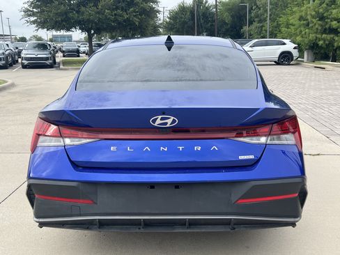 Used 2024 Hyundai Elantra Blue FWD image 8