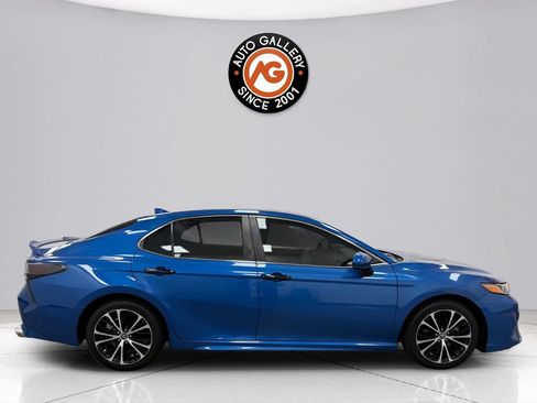Used 2019 Toyota Camry SE FWD image 2