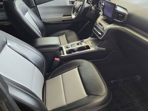 Used 2023 Ford Explorer XLT w/ Equipment Group 202A image 4