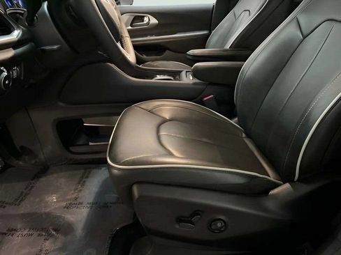 Used 2026 Chrysler Pacifica Limited FWD image 28