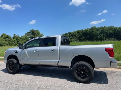 Used 2017 Nissan Titan SV image 4